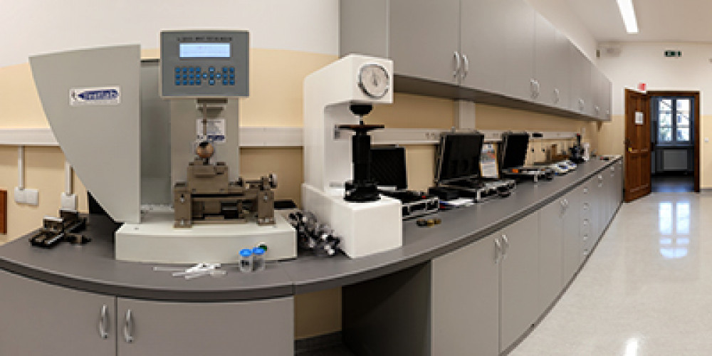 Laboratorium właściwości mechanicznych i pomiarów, sala 21 widoczna aparatura pomiarowa