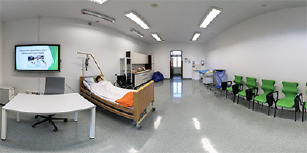 Sala ćwiczeń umiejętności pielęgniarskich i położniczych, sala 119 widoczne wyposażenei medyczne