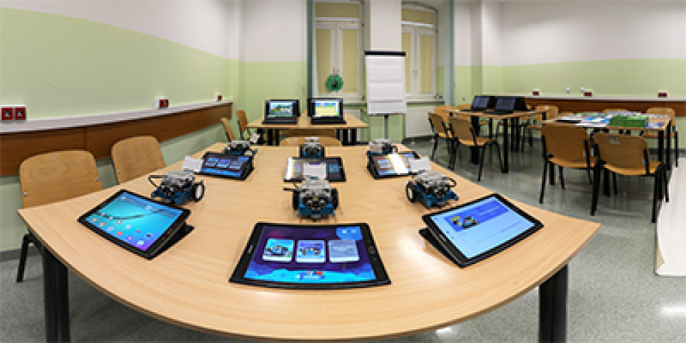 Multimedialna pracownia kształcenia praktycznego, sala 111 widoczna  sala  z tabletami