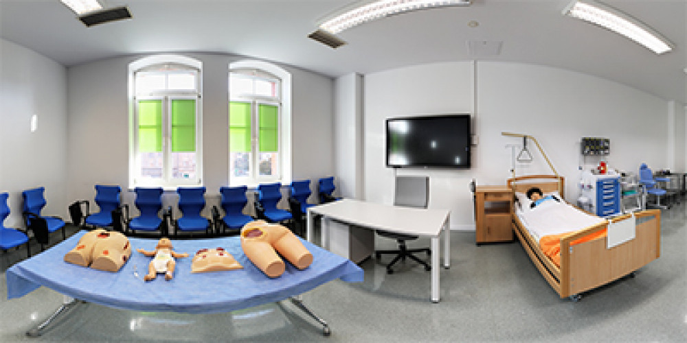 Pracownia nauki umiejętności technicznych, sala 118 widoczne wyposażenie medyczne
