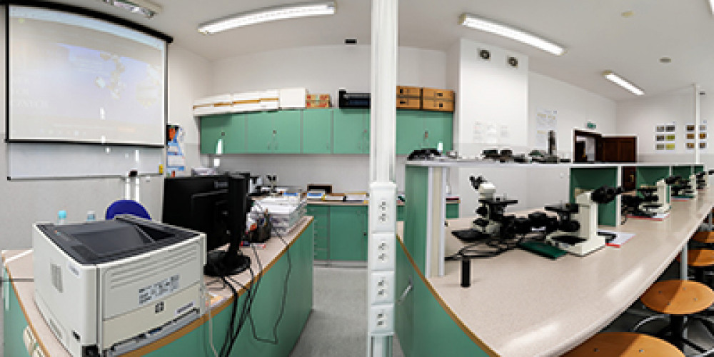 Laboratorium materiałoznastwa widoczna aparatura pomiarowa