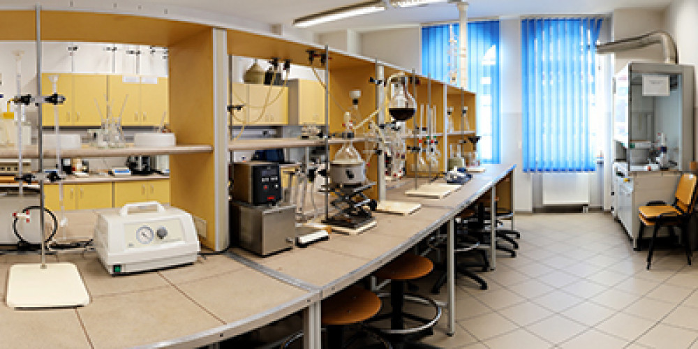 Laboratoriumchemii widoczna aparatura pomiarowa