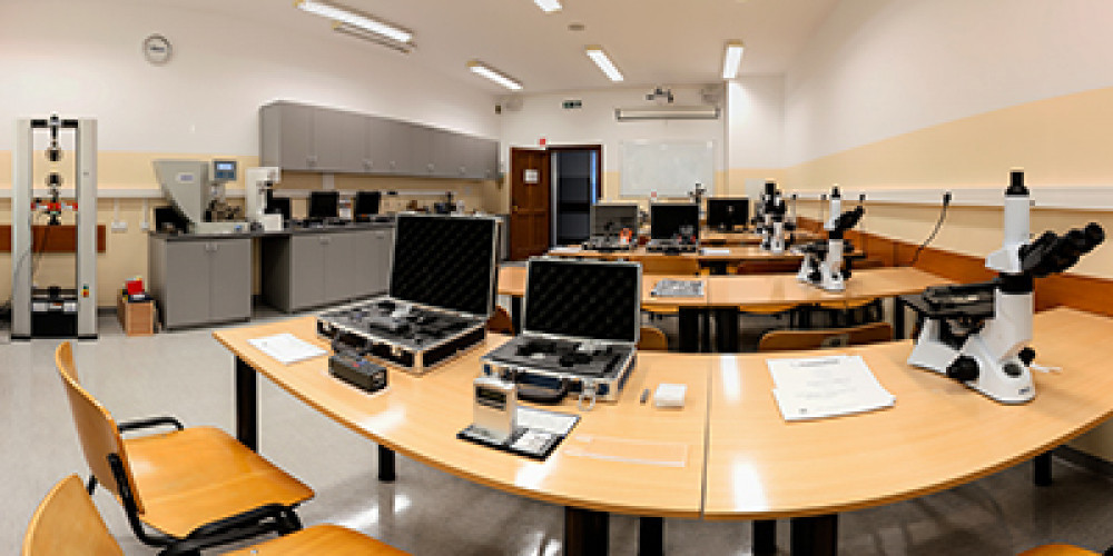 Laboratorium właściwości mechanicznych i pomiarów, sala 21 widoczna aparatura pomiarowa
