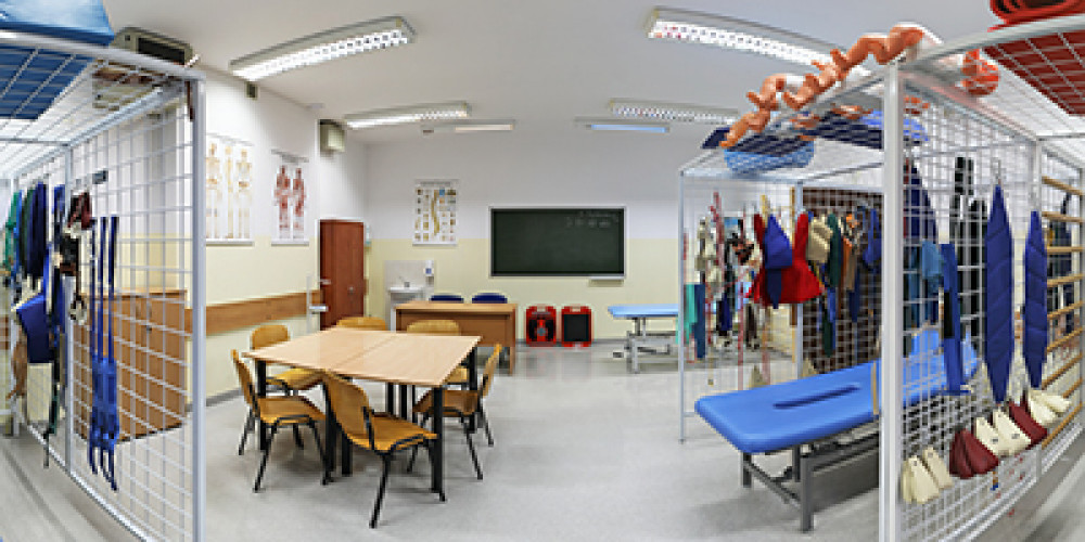 Sala kinezyterapii, sala 06 widoczne urzadzenia do ćwiczeń