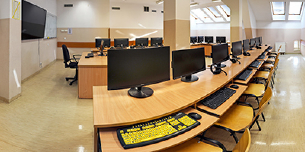 Sala językowa, sala 312 widoczne stanowiska komputerowe