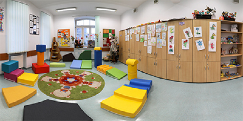 Pracownia wychowania przedszkolnego, sala 123 widoczne materace i regały