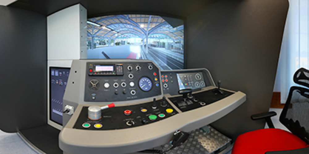 Laboratorium logistyki i transportu, sala 221 widoczny symulator  kolejowy