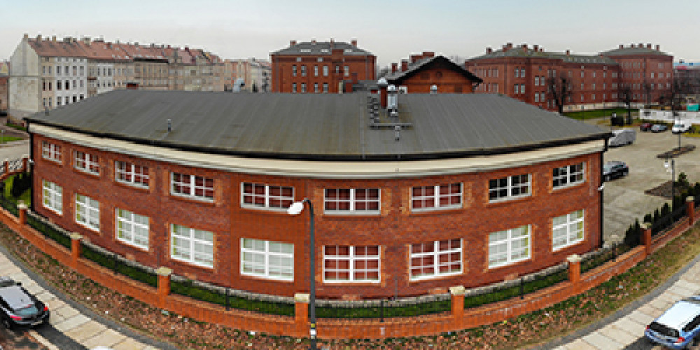  Widok na budynki D - Ośrodek Projektów i Edukacji - od strony ul. Hutników